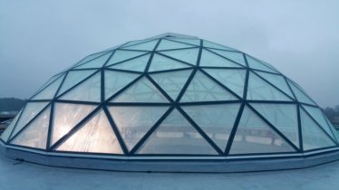 Стеклянный купол крыши
